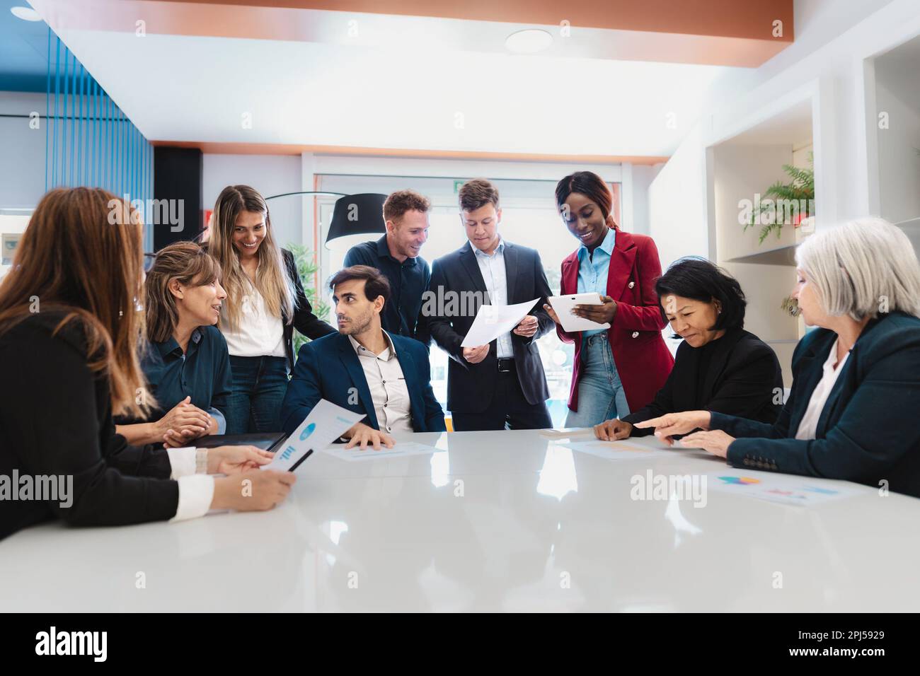 Équipe d'affaires multiraciale travaillant ensemble dans une salle de conseil d'administration de bureau moderne - concept d'esprit d'entreprise Banque D'Images