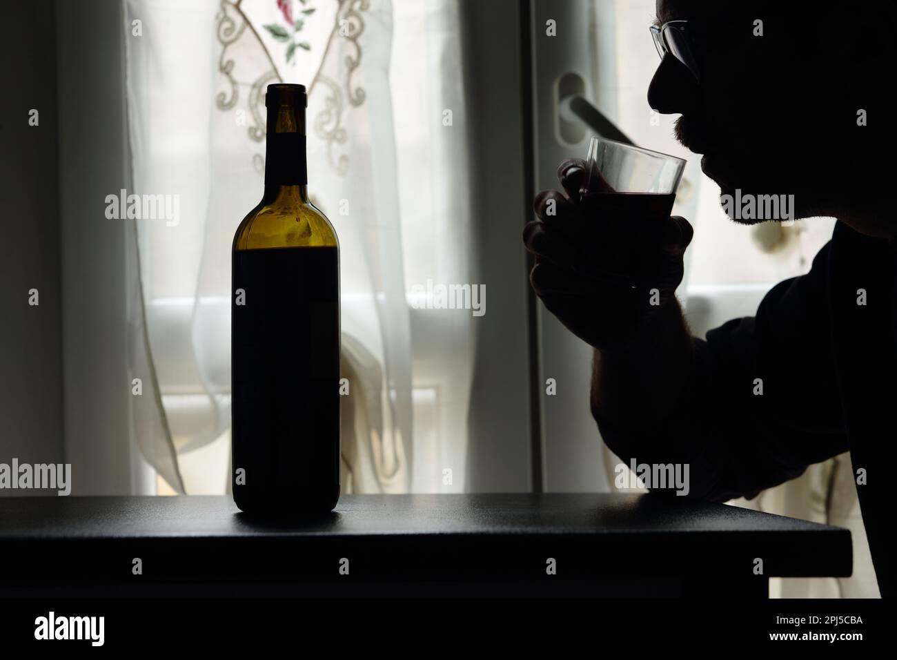 alcoolisme - dépendance - ivre - boire du vin Banque D'Images
