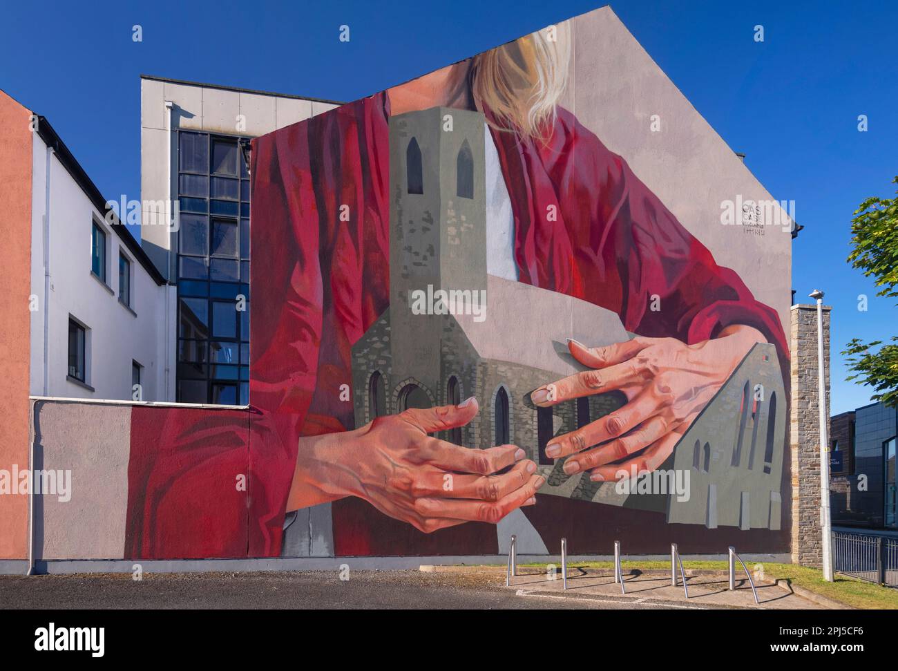 Irlande, Comté de Wexford, New Ross, fresque murale représentant la fille de Strongbow, Isabel de Clare, tenant et protégeant l'église St Mary, où son cœur est à la re Banque D'Images
