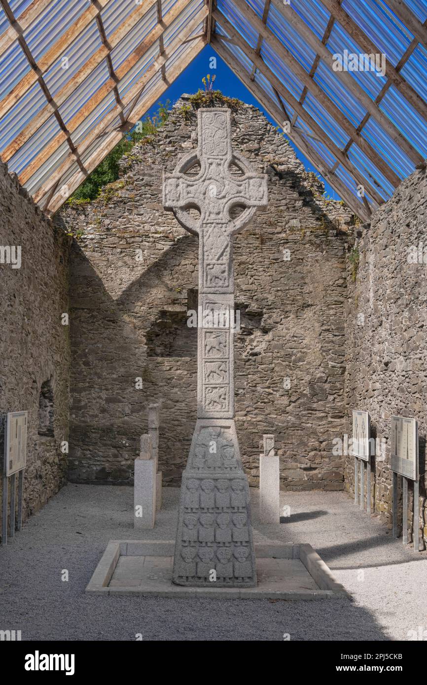 Irlande, Comté de Kildare, Moone High Cross datant du 8th siècle mais qui a été enterré et non découvert jusqu'en 1835 avant d'être restauré. Banque D'Images
