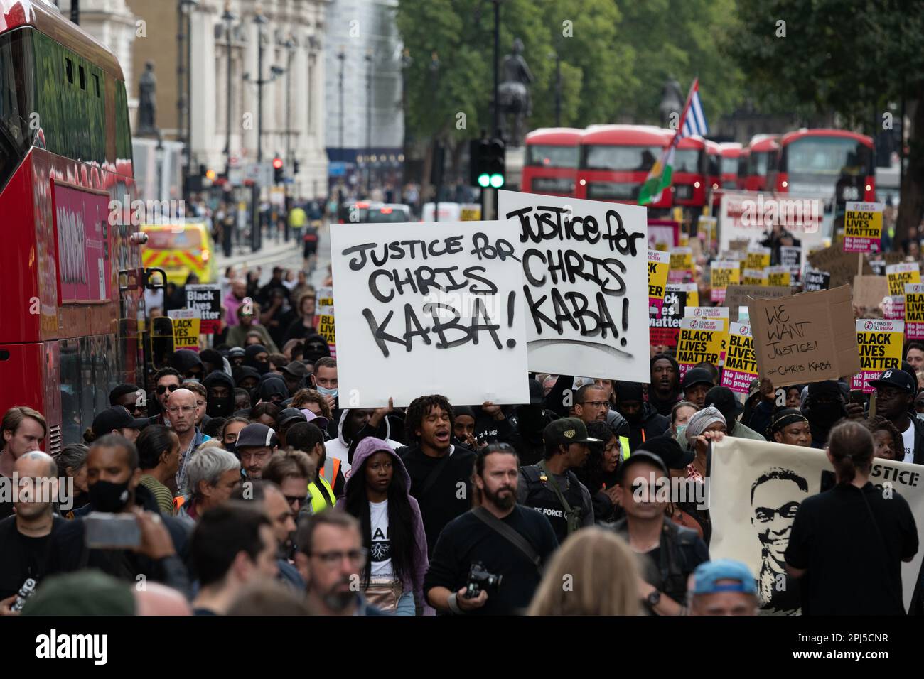 Les placards exigent « justice pour Chris Kaba » lors d'une marche vers New Scotland Yard pour l'homme noir non armé de 24 ans abattu par la police le 5 septembre 2022. Banque D'Images