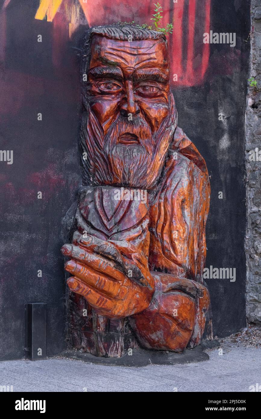 Irlande, Comté de Waterford, ville de Waterford, centre culturel King of the Vikings, figure sculptée au pignon du bâtiment. Banque D'Images