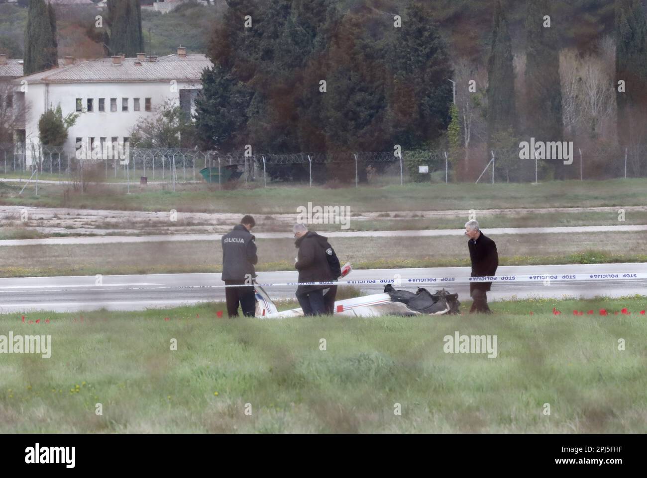 Un petit avion privé portant le numéro d'enregistrement allemand s'est écrasé à l'aéroport de Pula pendant le décollage, à Pula, en Croatie, sur 31 mars 2023. Deux personnes sont mortes dans l'accident. Photo: Srecko Niketic/PIXSELL Banque D'Images