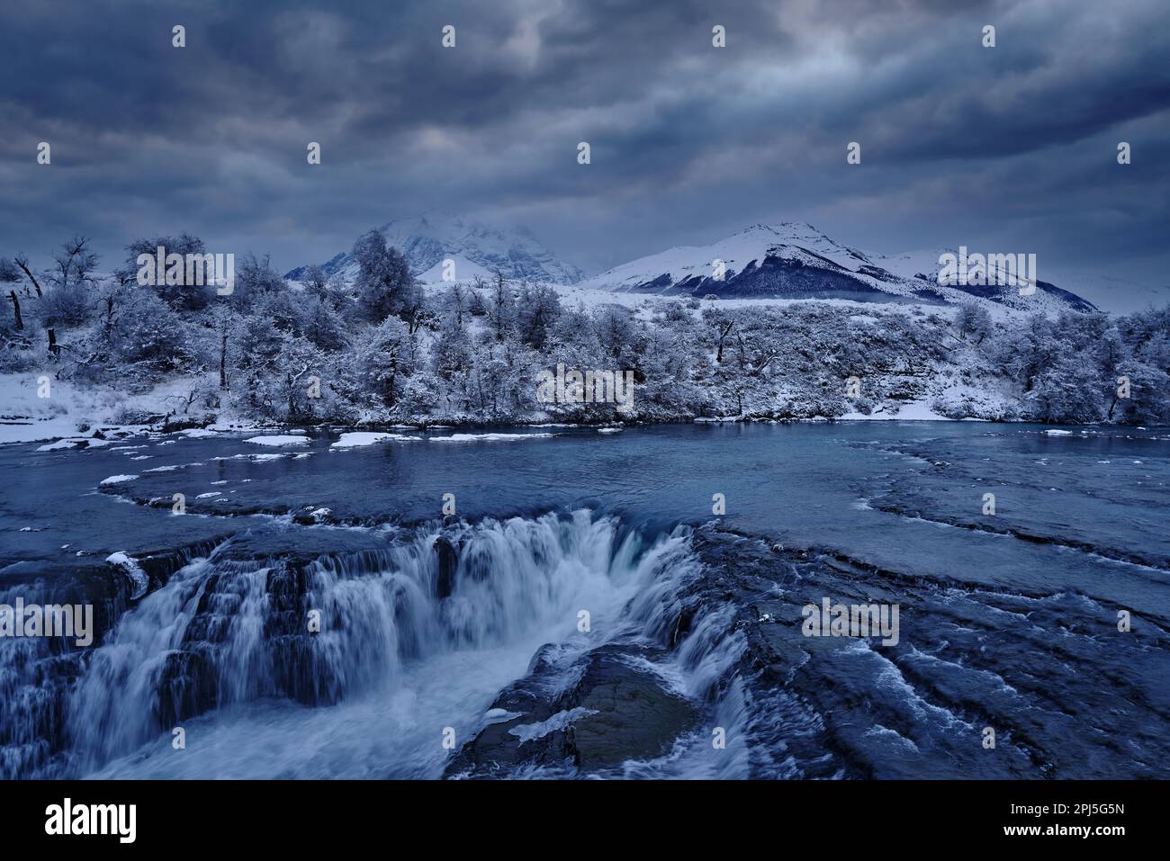 Cascadfa Rio Paine. Paysage d'hiver de Patagonie montagnes avec neige. Rio paine, parc national Torres del Paine, Chili. Ciel bleu crépuscule. Tr Banque D'Images