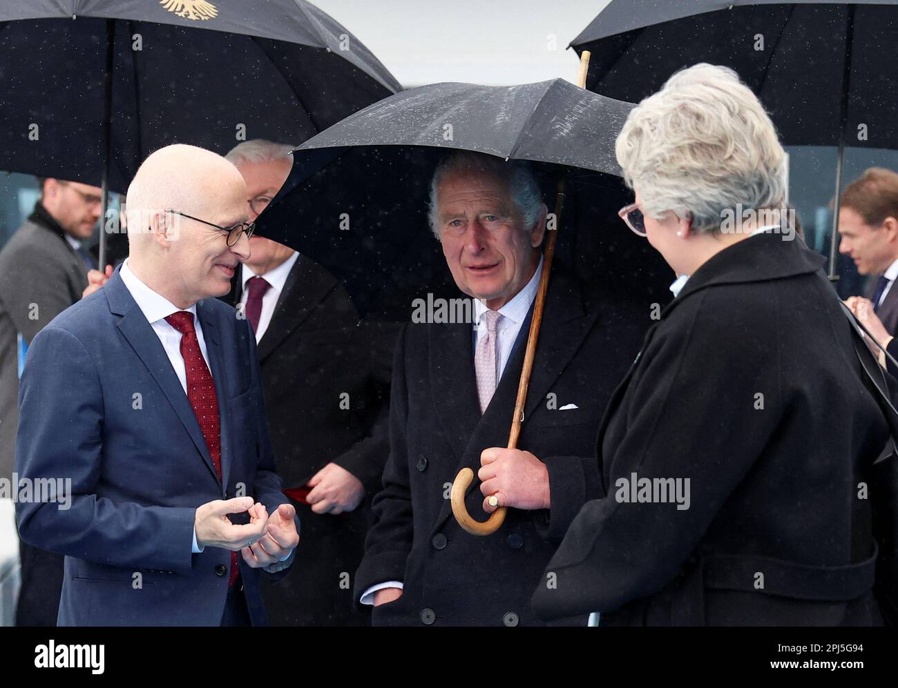 Le roi Charles III tient un parapluie, lors d'une visite au port de Hambourg pour en apprendre plus sur son adoption des technologies vertes le dernier jour de la visite d'État du roi et de la reine en Allemagne. Date de la photo: Vendredi 31 mars 2023. Banque D'Images