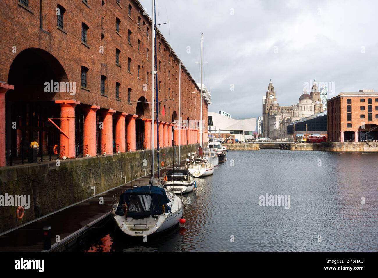 La galerie Tate à Liverpool sur la gauche et le Royal Albert Dock avec des yachts amarrés Banque D'Images