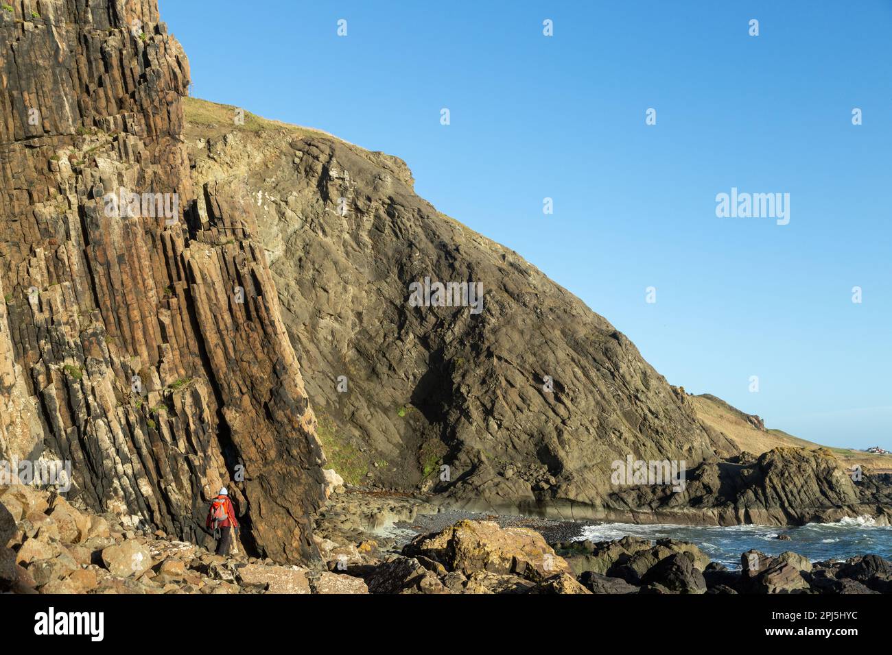 Une personne marchant entre des sections de falaise sur la célèbre chaîne de marche à Earlsferry, Elie, Fife, Écosse Banque D'Images