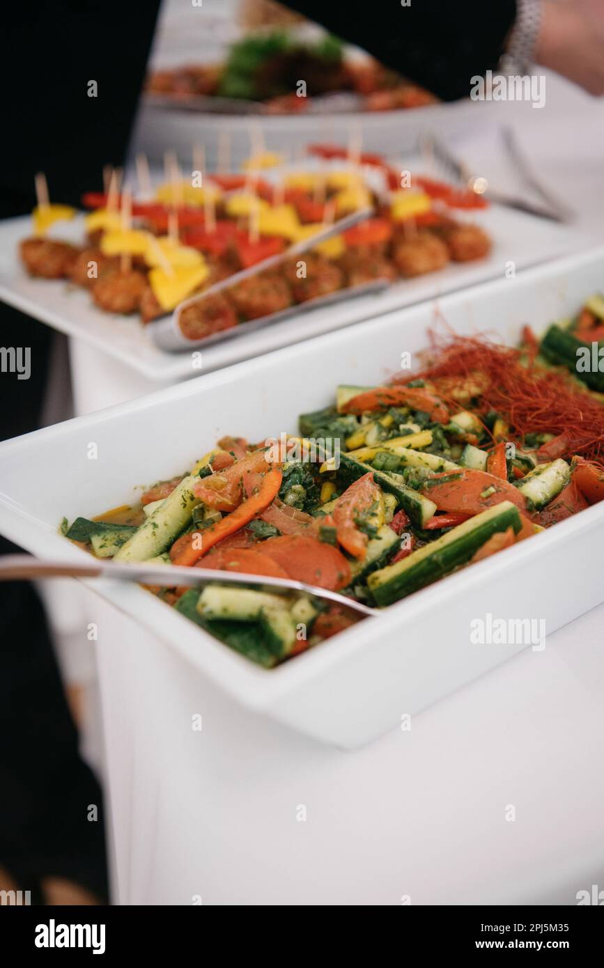 Plateaux remplis d'un assortiment de horsd'œuvre et d'encas, parfaits