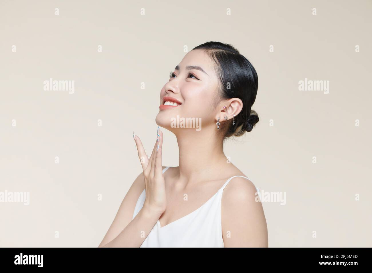 Femme profil de visage vue latérale. Soulèvement du menton avec l'index Banque D'Images