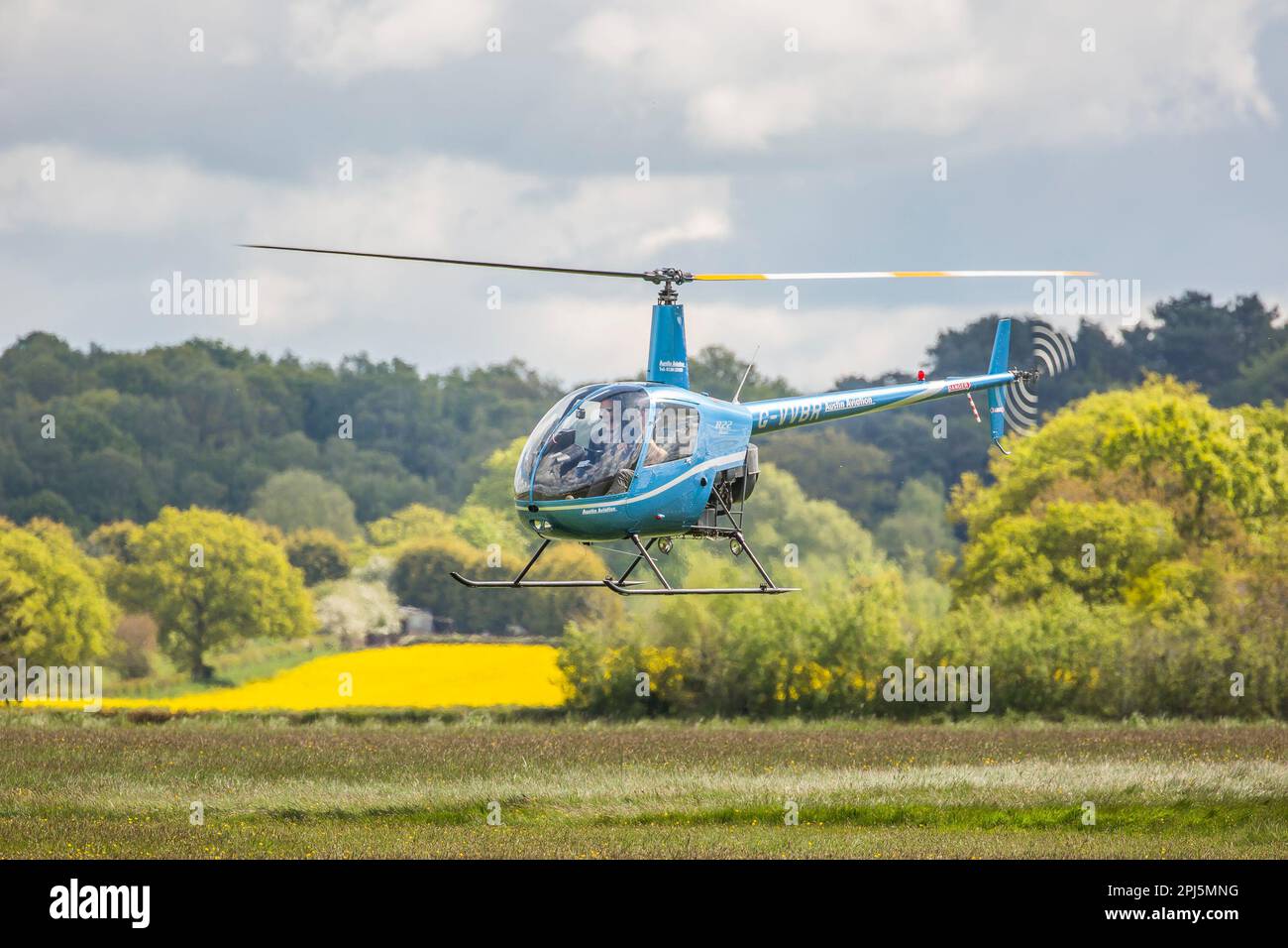 Cours d'aviation: Hélicoptère bleu volant isolé à l'aéroport de Halfpenny Green, nr. Wolverhampton, West Midlands, Royaume-Uni. Banque D'Images