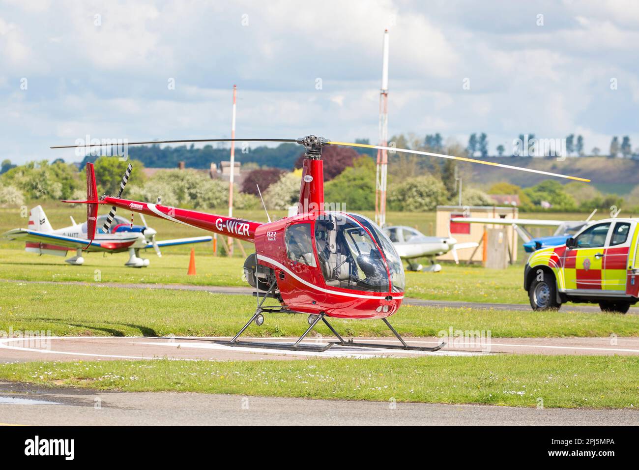 Hélicoptère rouge à l'aéroport Halfpenny Green, nr. Wolverhampton, West Midlands, Royaume-Uni. Banque D'Images