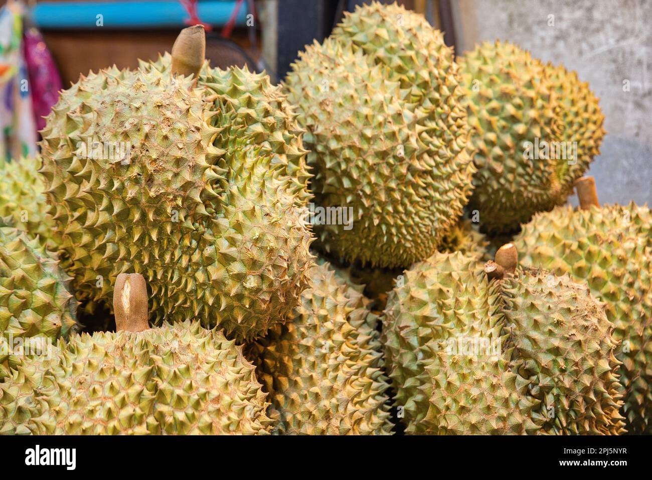 Un restaurant de rue dans Chinatown à Bangkok en Thaïlande avec des fruits frais duriens. Banque D'Images