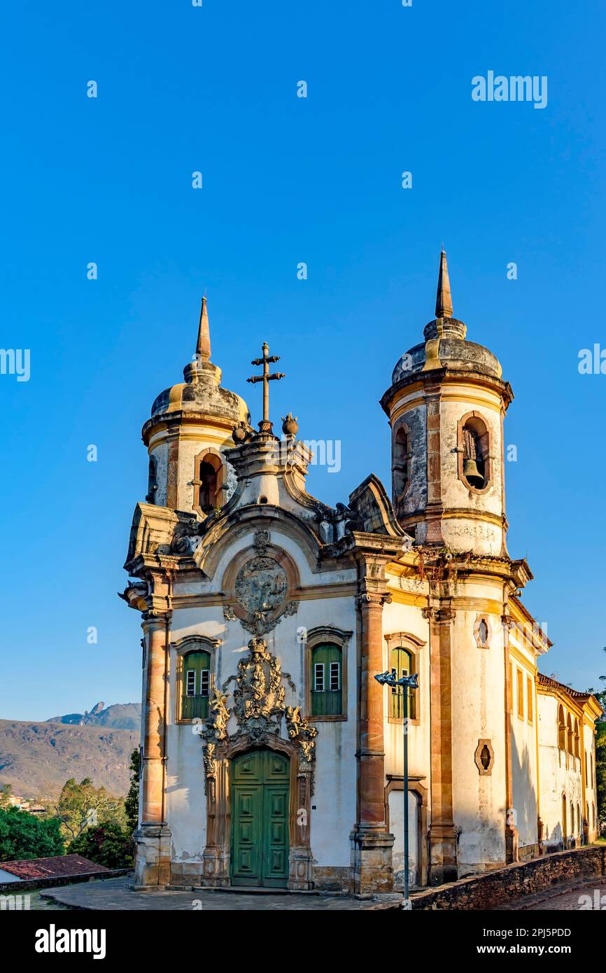 Façade de la célèbre église baroque de la ville historique d'Ouro Preto à Minas Gerais, Brésil Banque D'Images
