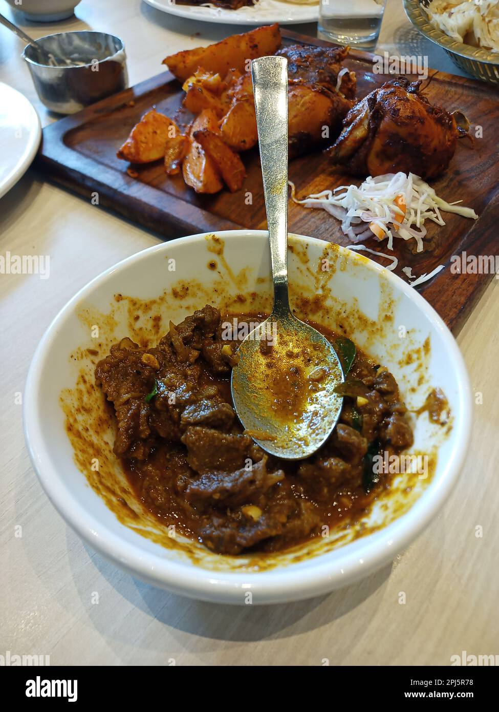 kerala porotta et curry de boeuf, curry de boeuf, curry indien, porotta, kerala porotta, cuisine indienne, nourriture indienne, recette indienne traditionnelle, habitudes alimentaires Banque D'Images