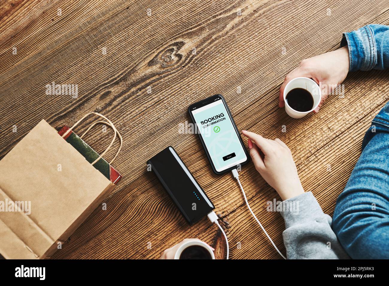 Réservation en ligne. Achats en ligne. Paiement en ligne pour la réservation. Commande de service dans la boutique en ligne à l'aide d'un smartphone. Confirmation de réservation à l'écran. En ligne b Banque D'Images