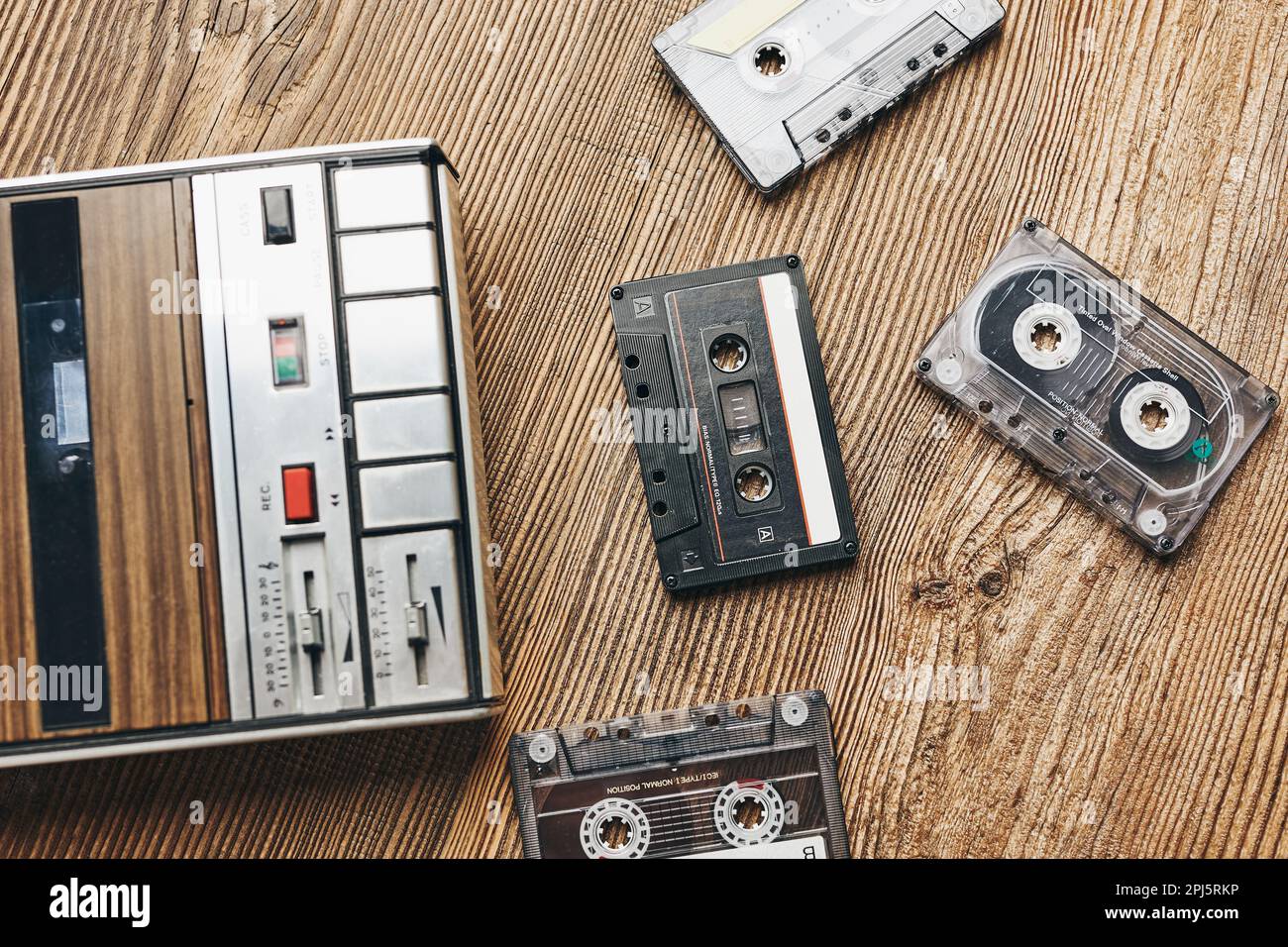 Cassettes compactes et magnétophone sur table en bois. Style de musique rétro. 80s fête musicale. Style vintage. Équipement analogique. Son stéréo. Retour Banque D'Images