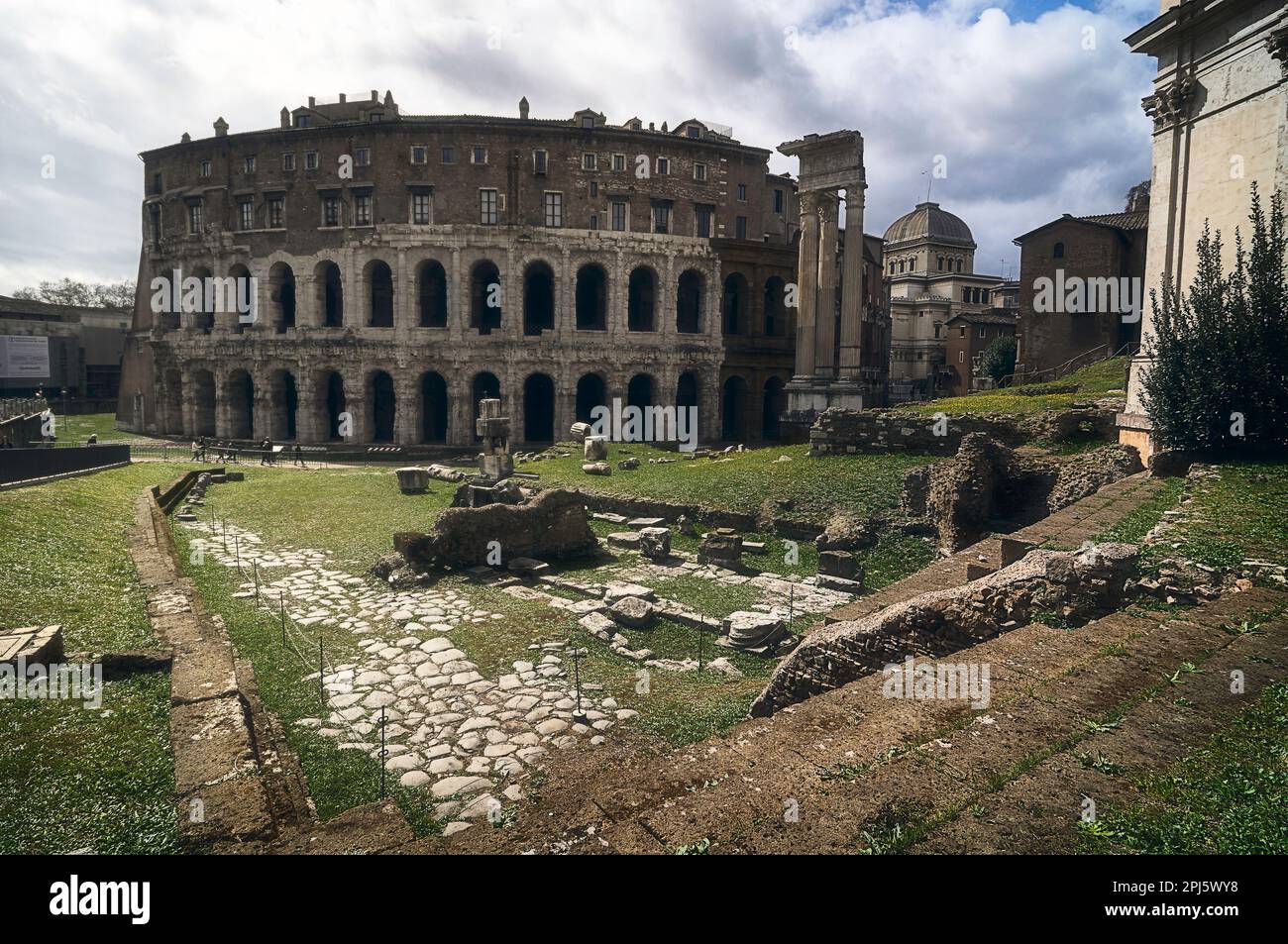 Les ruines du théâtre de Marcello à Rome, en Italie Banque D'Images