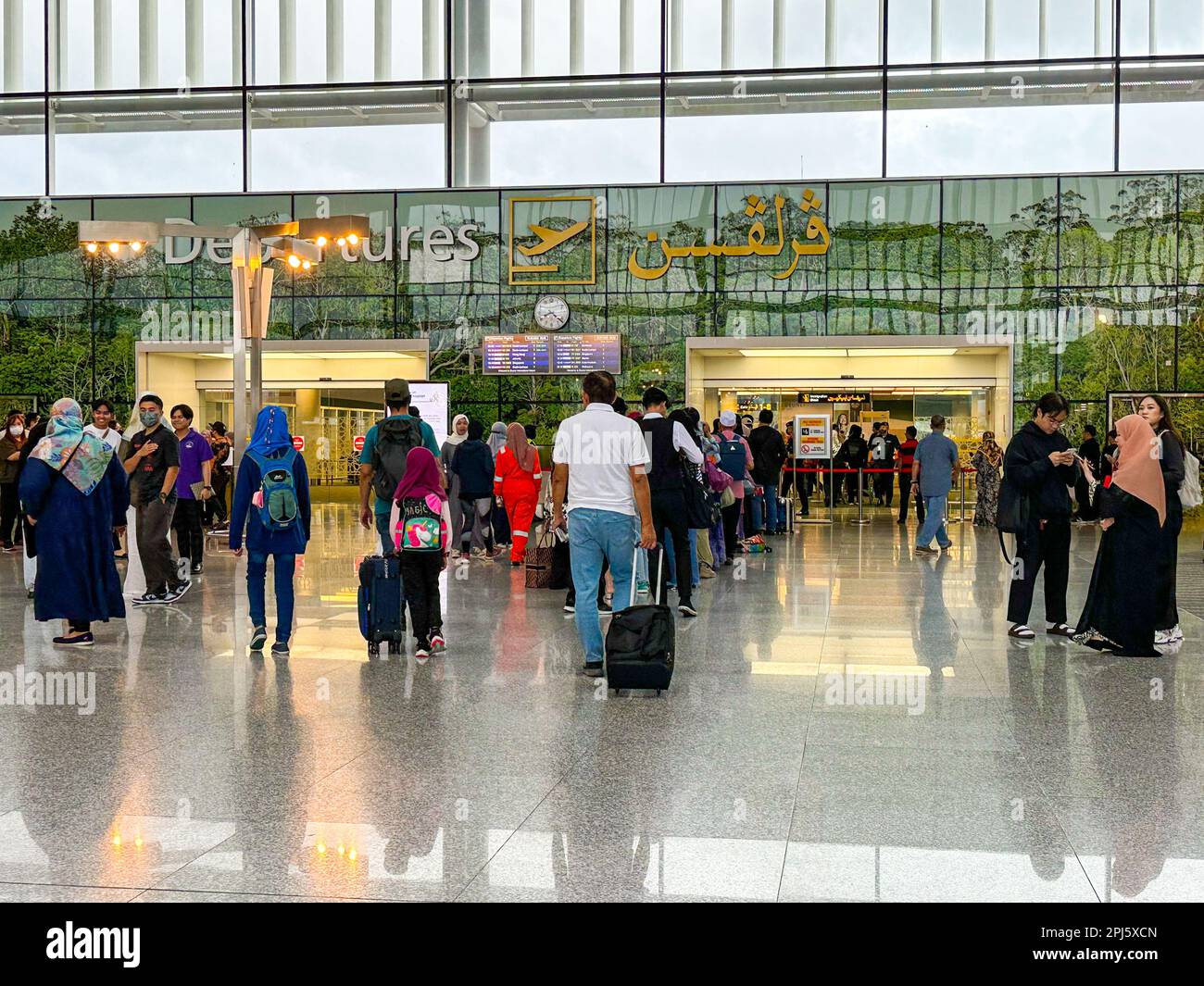 10 3 2023 personnes au départ et à l'embarquement à l'aéroport de Brunei Banque D'Images