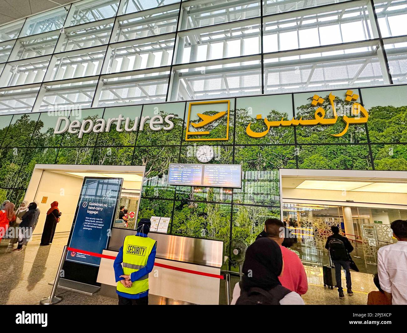 10 3 2023 personnes au départ et à l'embarquement à l'aéroport de Brunei Banque D'Images
