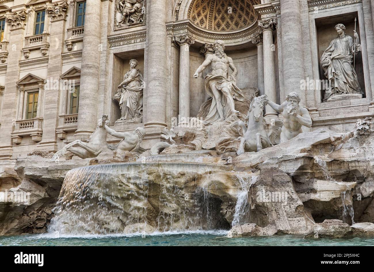 Détails de la fontaine de Trevi à Rome tôt le matin sans personne sur l'image Banque D'Images