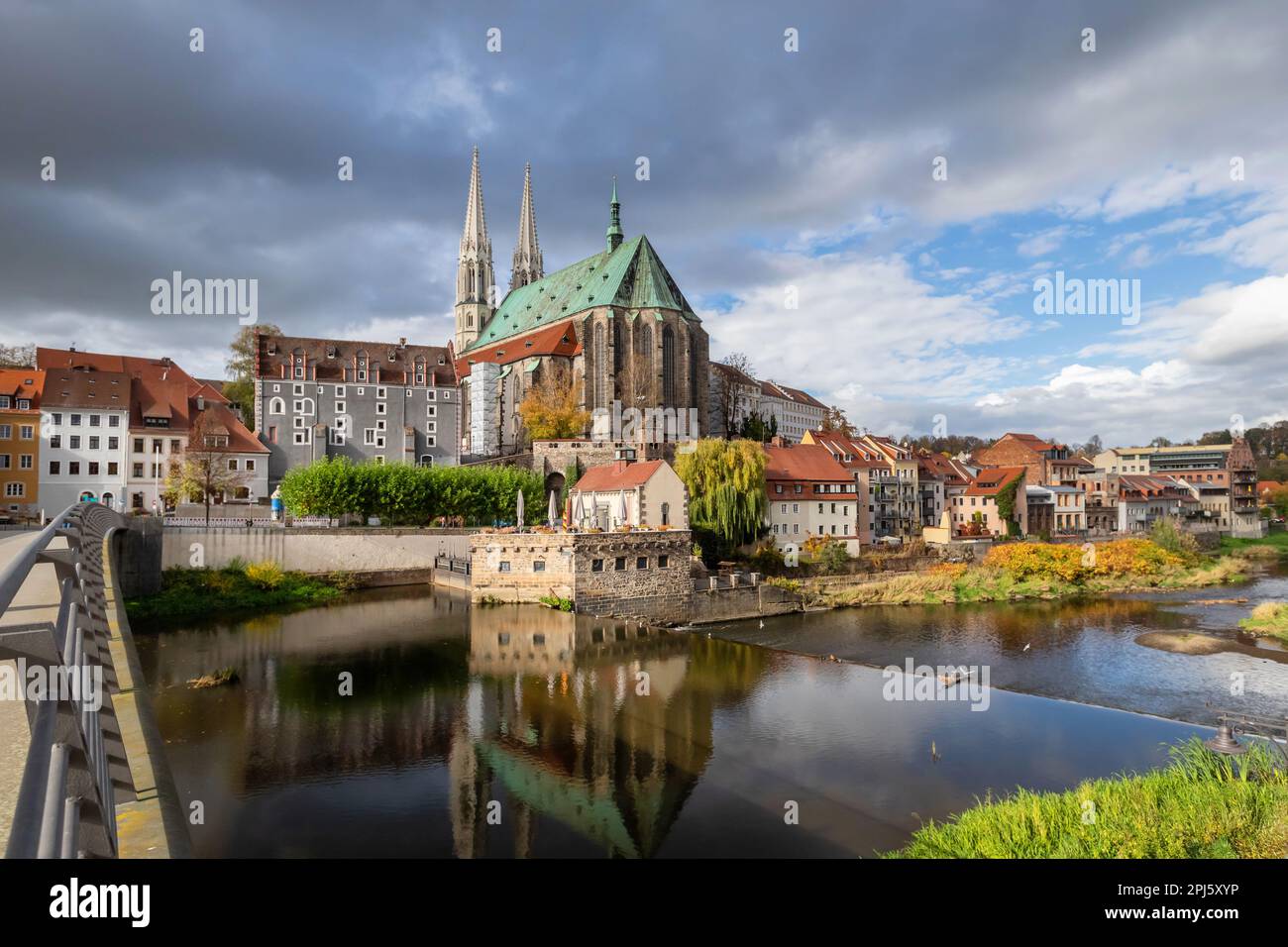 Gorlitz, Allemagne. Vue panoramique sur l'église Peterskirche de la rivière Neisse Banque D'Images