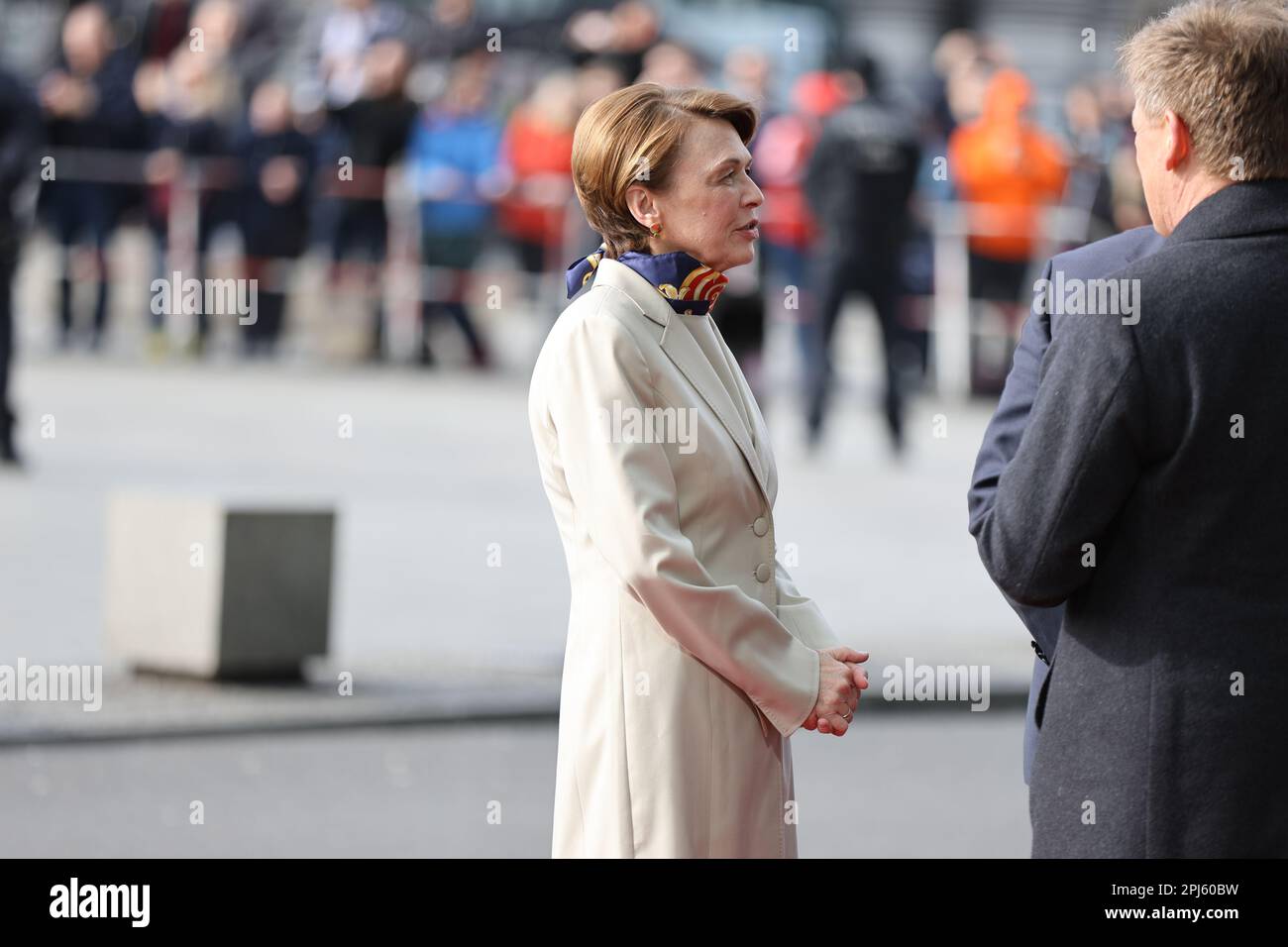 Berlin, Berlin, Allemagne. 31st mars 2023. Le roi Charles III et sa femme Camilla prennent le train de Berlin à Hambourg. Le couple royal britannique se rend à Hambourg avec le président fédéral Frank-Walter Steinmeier. Après que le couple royal a couvert la route de près d'un kilomètre et demi de l'hôtel Adlon à la gare, Charles et Camilla sont accueillis par le patron de DB Richard Lutz. (Credit image: © Simone Kuhlmey/Pacific Press via ZUMA Press Wire) USAGE ÉDITORIAL SEULEMENT! Non destiné À un usage commercial ! Crédit : ZUMA Press, Inc./Alay Live News Banque D'Images