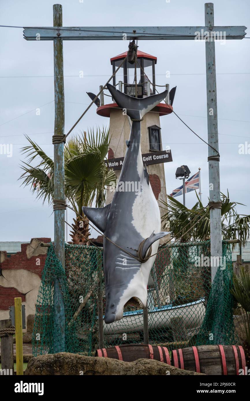 Grand requin blanc en plastique montrant des dents suspendues à une poutre à Great Yarmouth Norfolk Banque D'Images