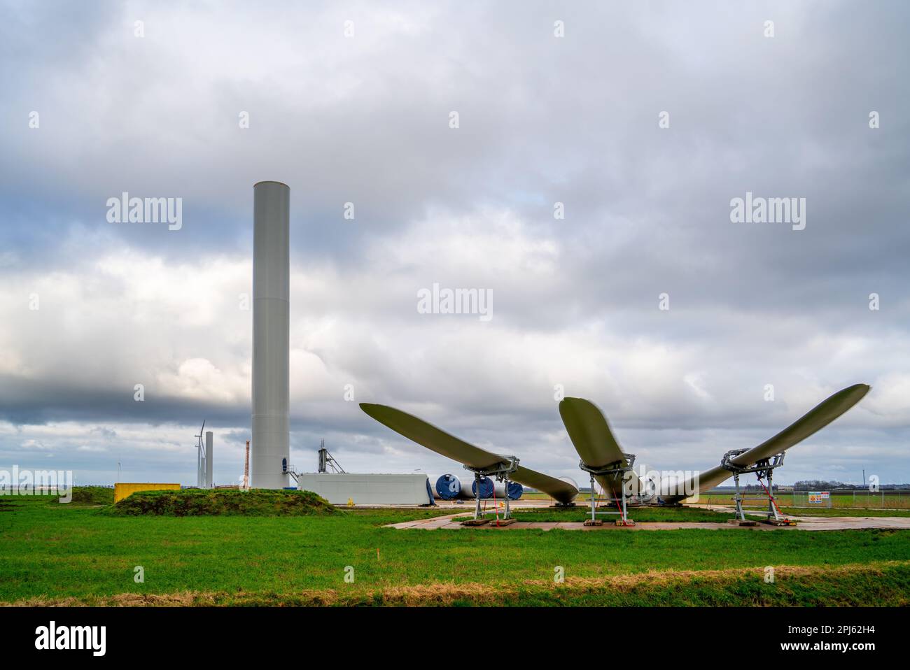 Ailes pour une grande éolienne en construction Banque D'Images