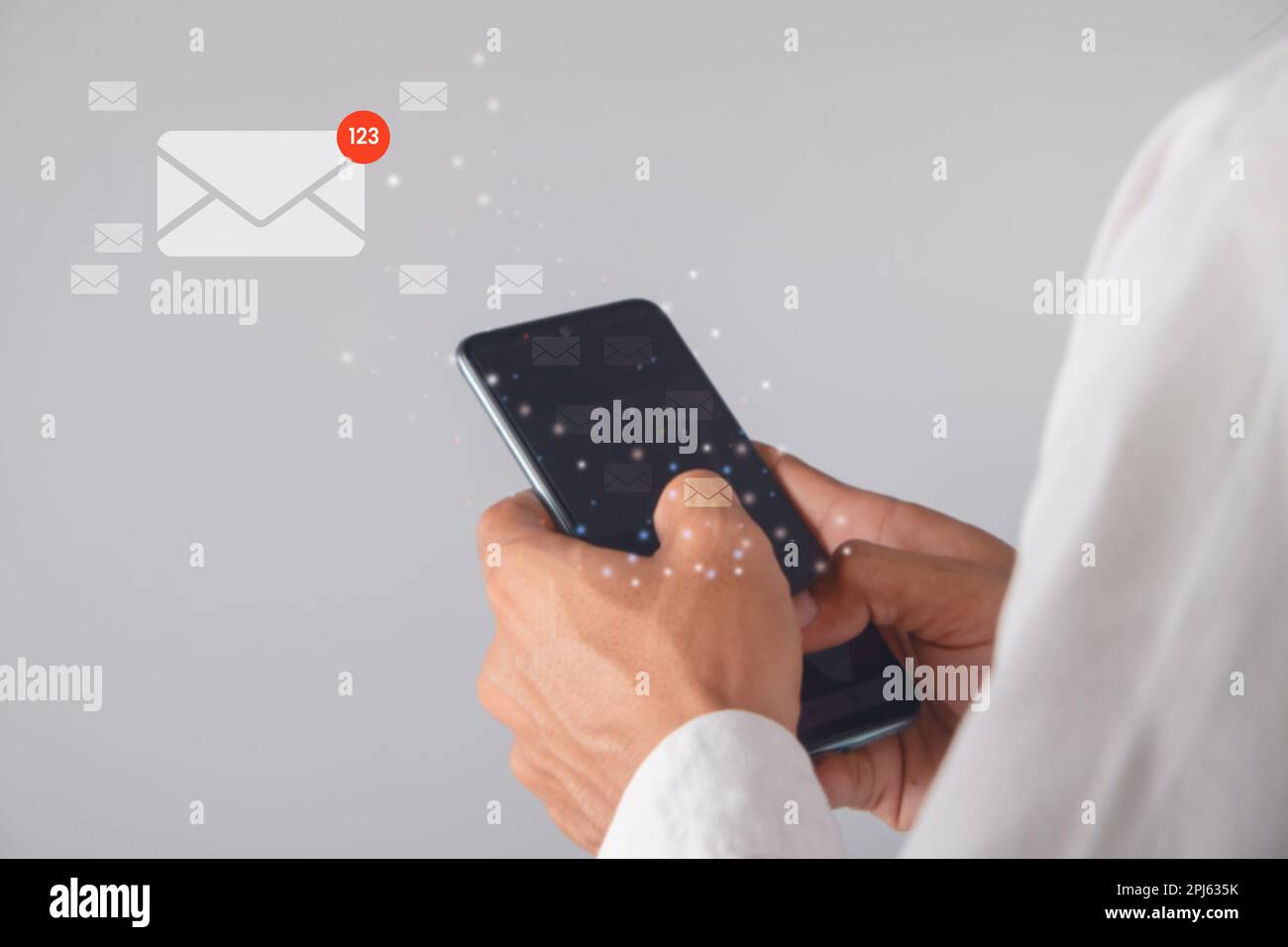 Homme d'affaires à l'aide d'un smartphone avec une icône d'e-mail. concept de communication. Banque D'Images
