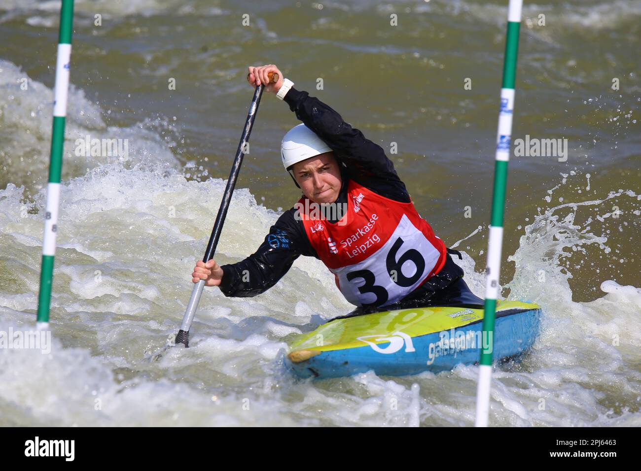 Markkleeberg, Allemagne, 06 avril 2019: La canoéiste allemande Sophie Staudt participe à la coupe du monde de canoë de Wome Banque D'Images