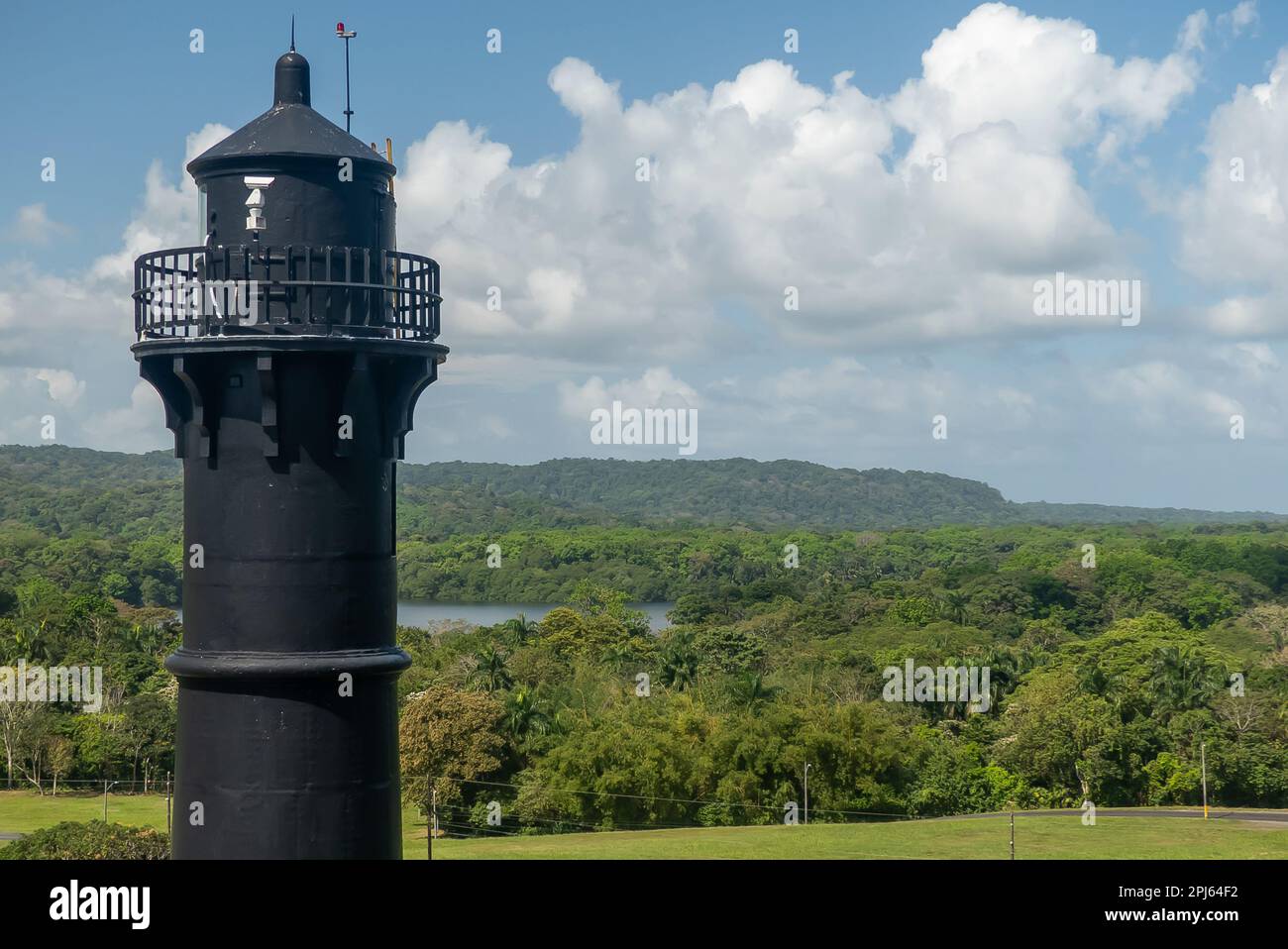 En passant par le canal de Panama : le vieux phare des écluses de Gatun Banque D'Images