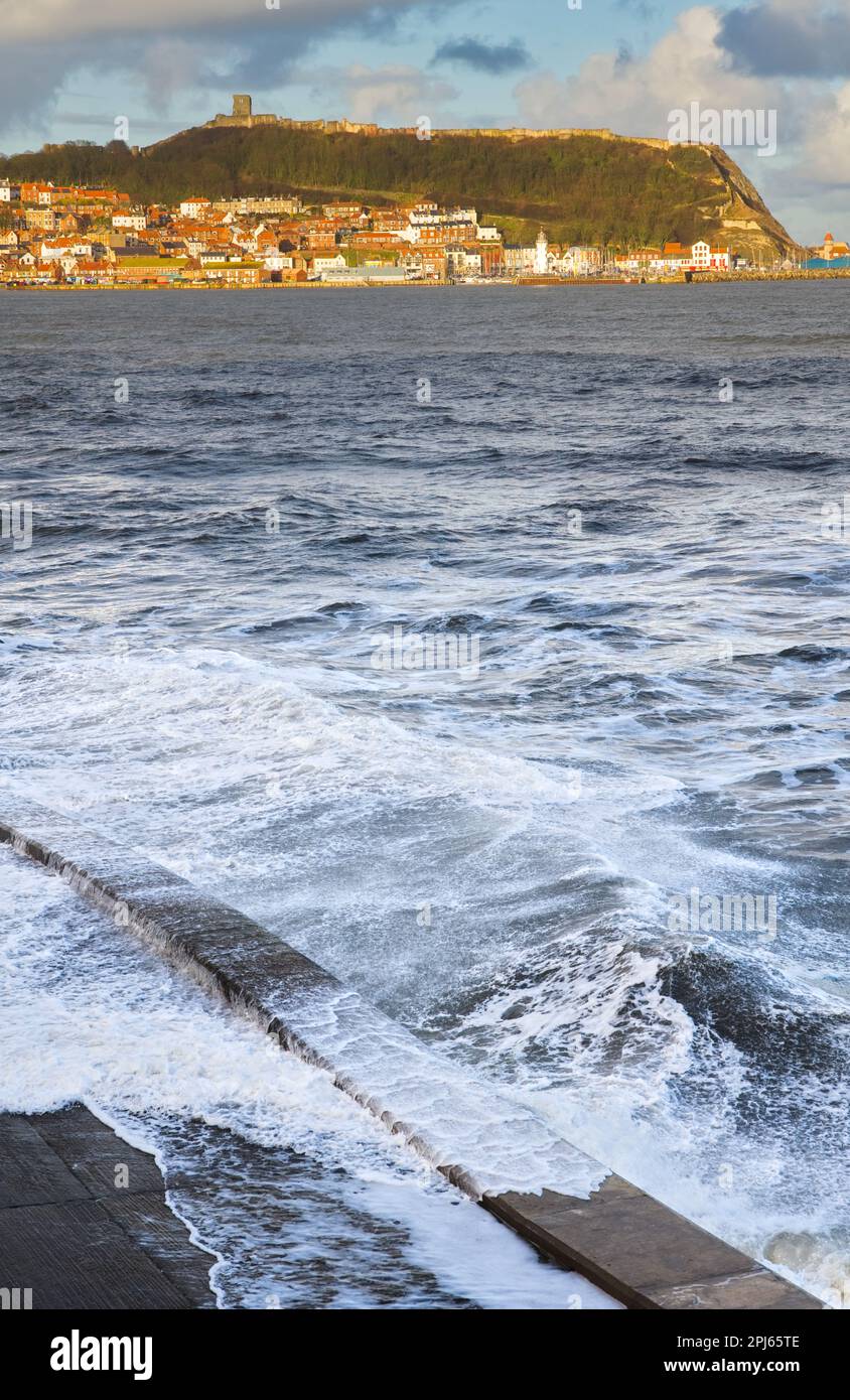 Mer lourde à Scarborough avec la vieille ville et le port en arrière-plan Banque D'Images