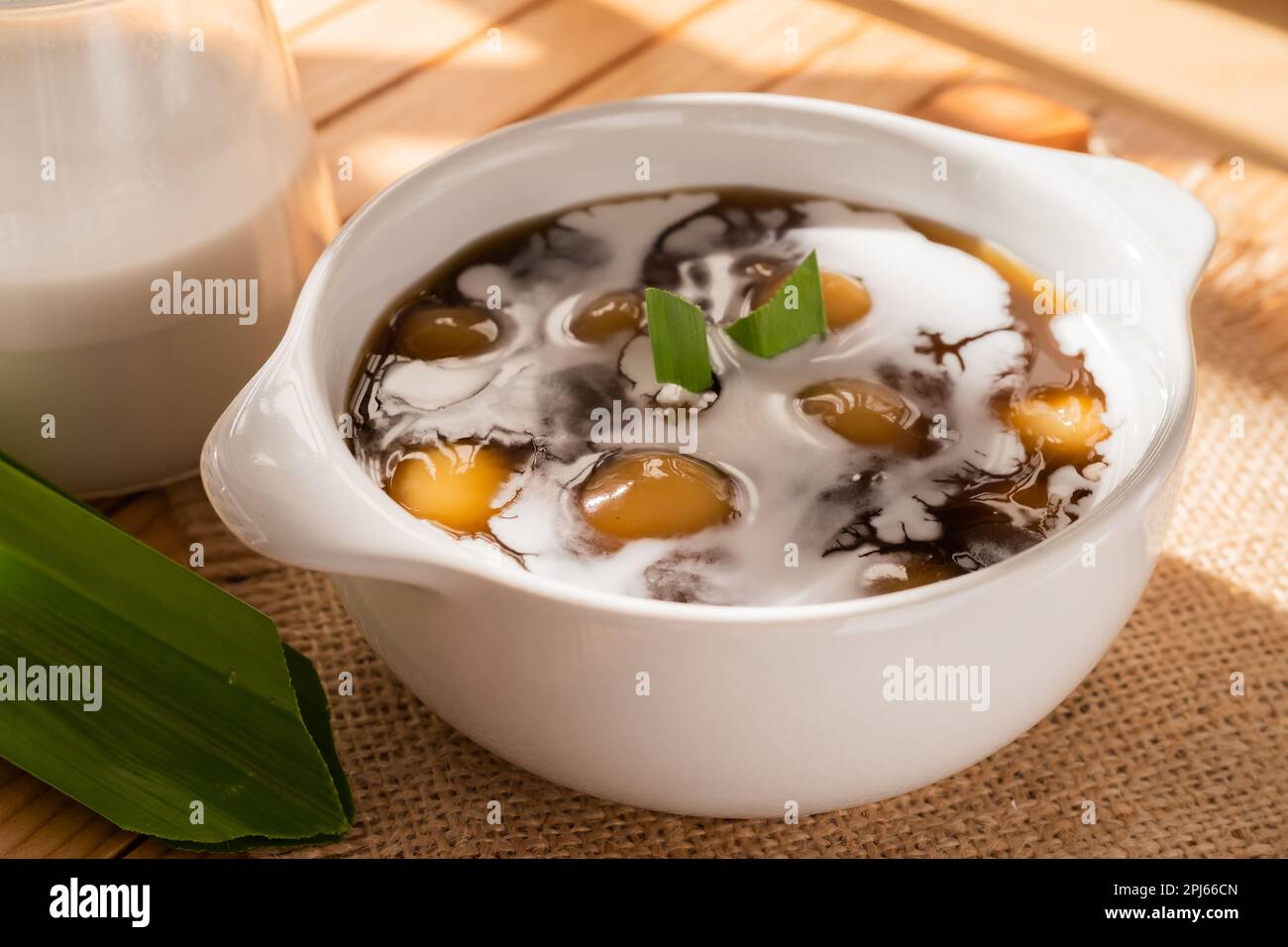 Bubur Candil ou bouillie de farine de riz indonésienne avec des boules de riz sucrées de pomme de terre servies avec une sauce au sucre de palme dans un bol blanc Banque D'Images