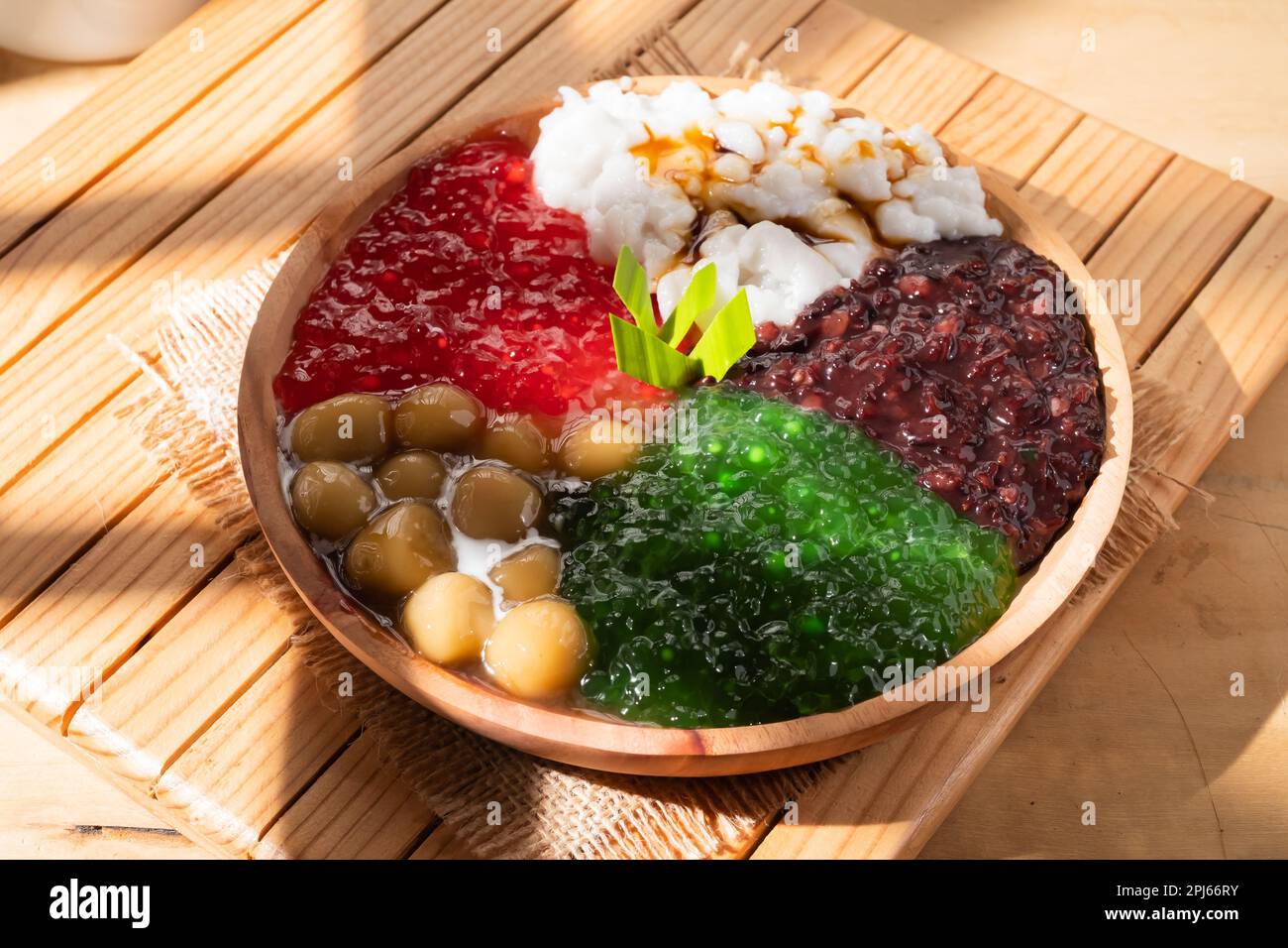 Porridge de perle ou sagou de perle. Desserts indonésiens populaires servis sur des assiettes en bois aux saveurs variées Banque D'Images