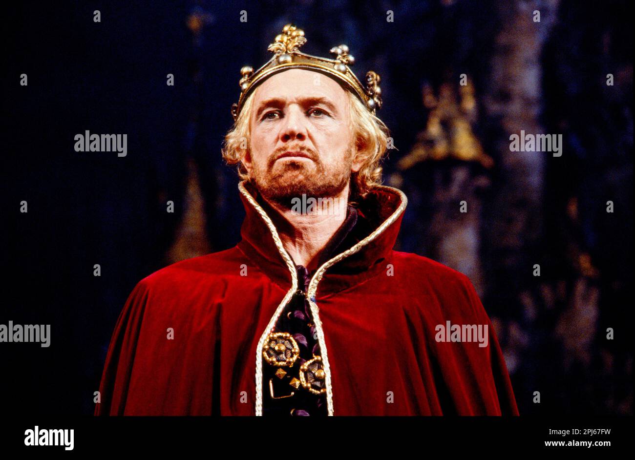 Richard Harris (King Arthur) à CAMELOT à l'Apollo Victoria, Londres SW1 23/11/1982 livre et paroles: Alan Jay Lerner musique: Frederick Loewe design: Desmond Heeley éclairage: David Hersey réalisateur: Michael Rudman Banque D'Images