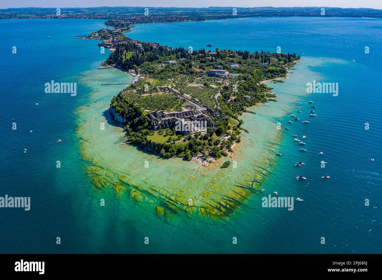 Une ville italienne historique en vue aérienne, Sirmione Banque D'Images