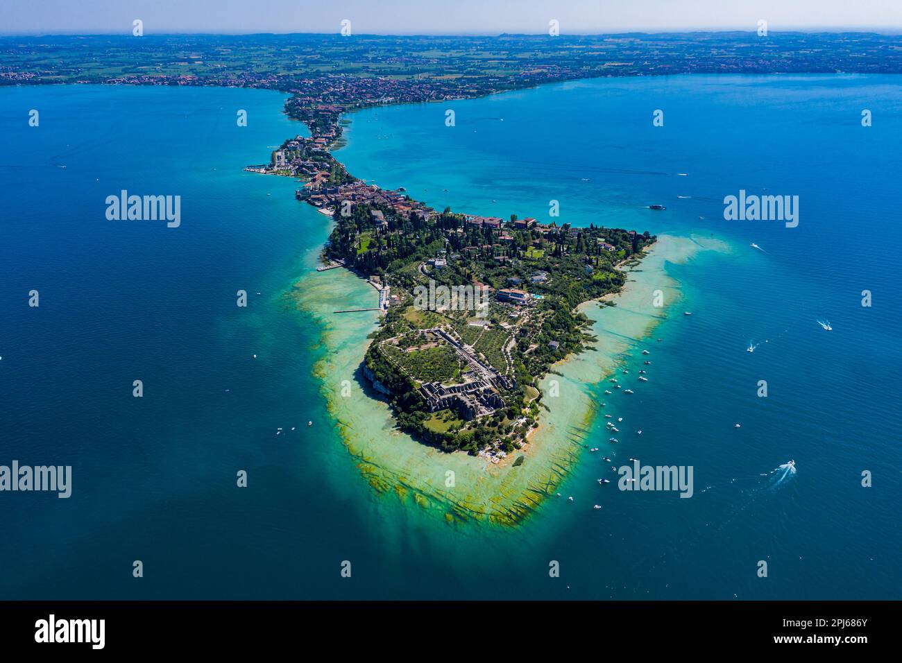 Une ville italienne historique en vue aérienne, Sirmione Banque D'Images