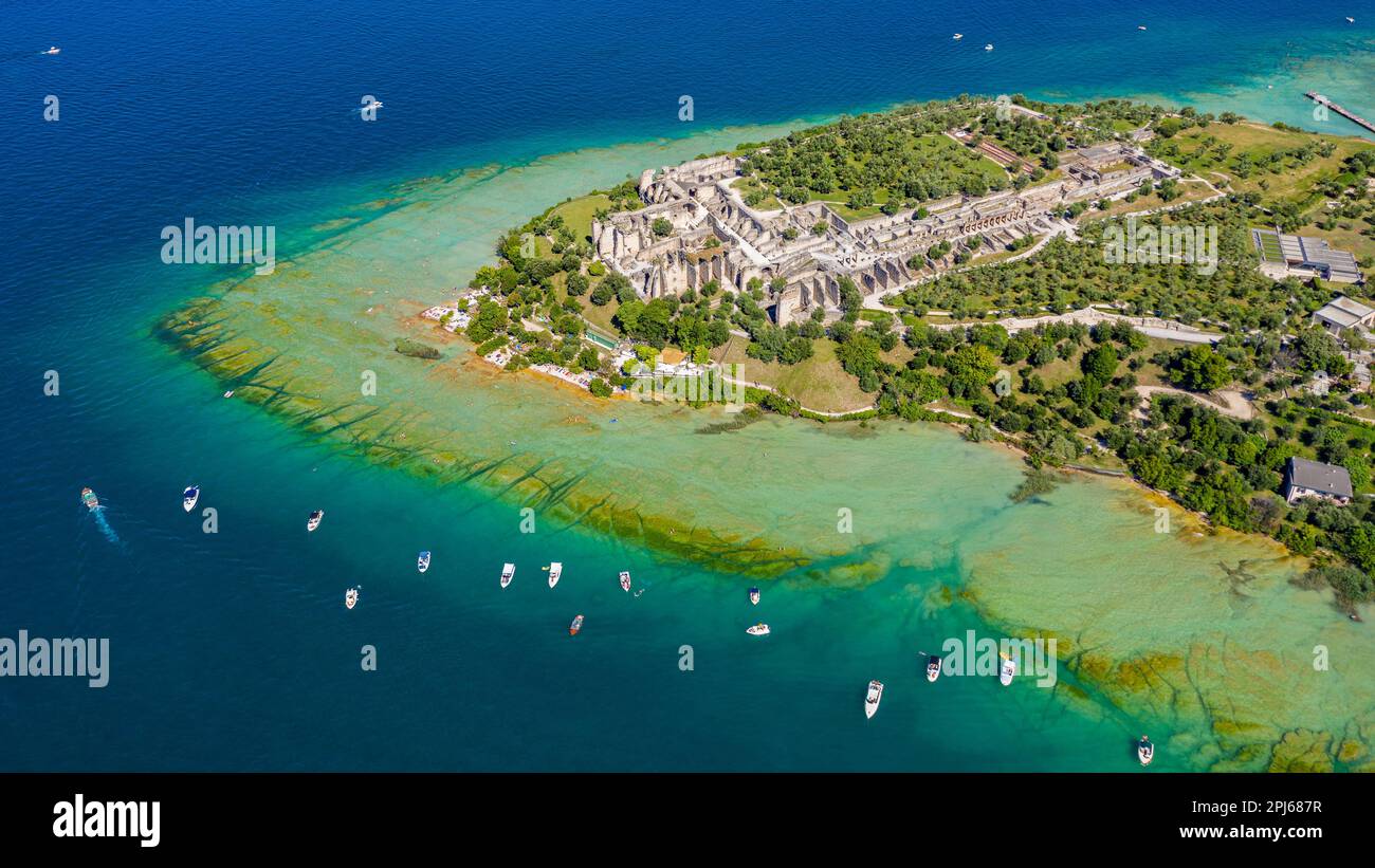 Une ville italienne historique en vue aérienne, Sirmione Banque D'Images