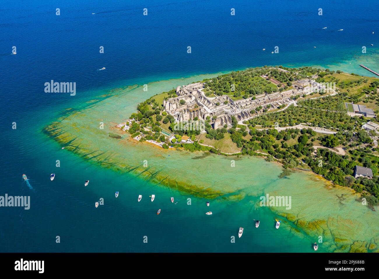 Une ville italienne historique en vue aérienne, Sirmione Banque D'Images