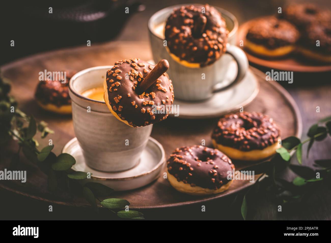 Temps du café - deux tasses de Caffe Americano avec petit beignets au chocolat Banque D'Images