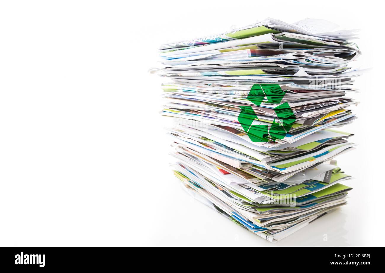 Pile de papier usagé, de vieux magazines, de journaux et de dépliants pour le recyclage isolés sur blanc Banque D'Images