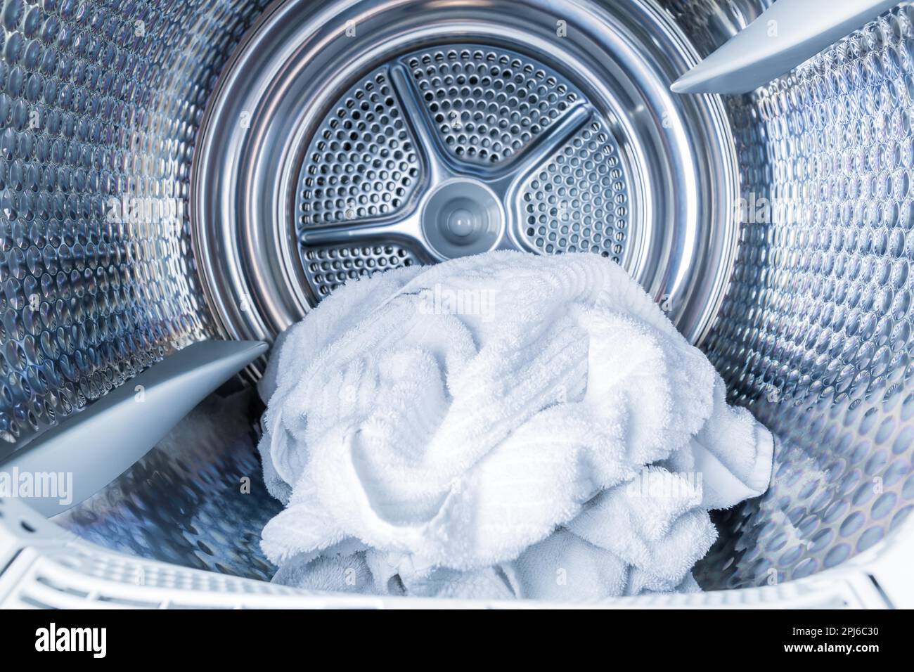 Intérieur du sèche-linge avec des serviettes blanches propres - nouvelle génération de sèche-linge, concept ménager Banque D'Images