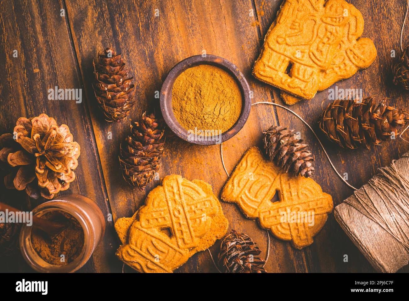Mélange d'épices et assaisonnement pour pain d'épice pour Noël sur fond de bois Banque D'Images