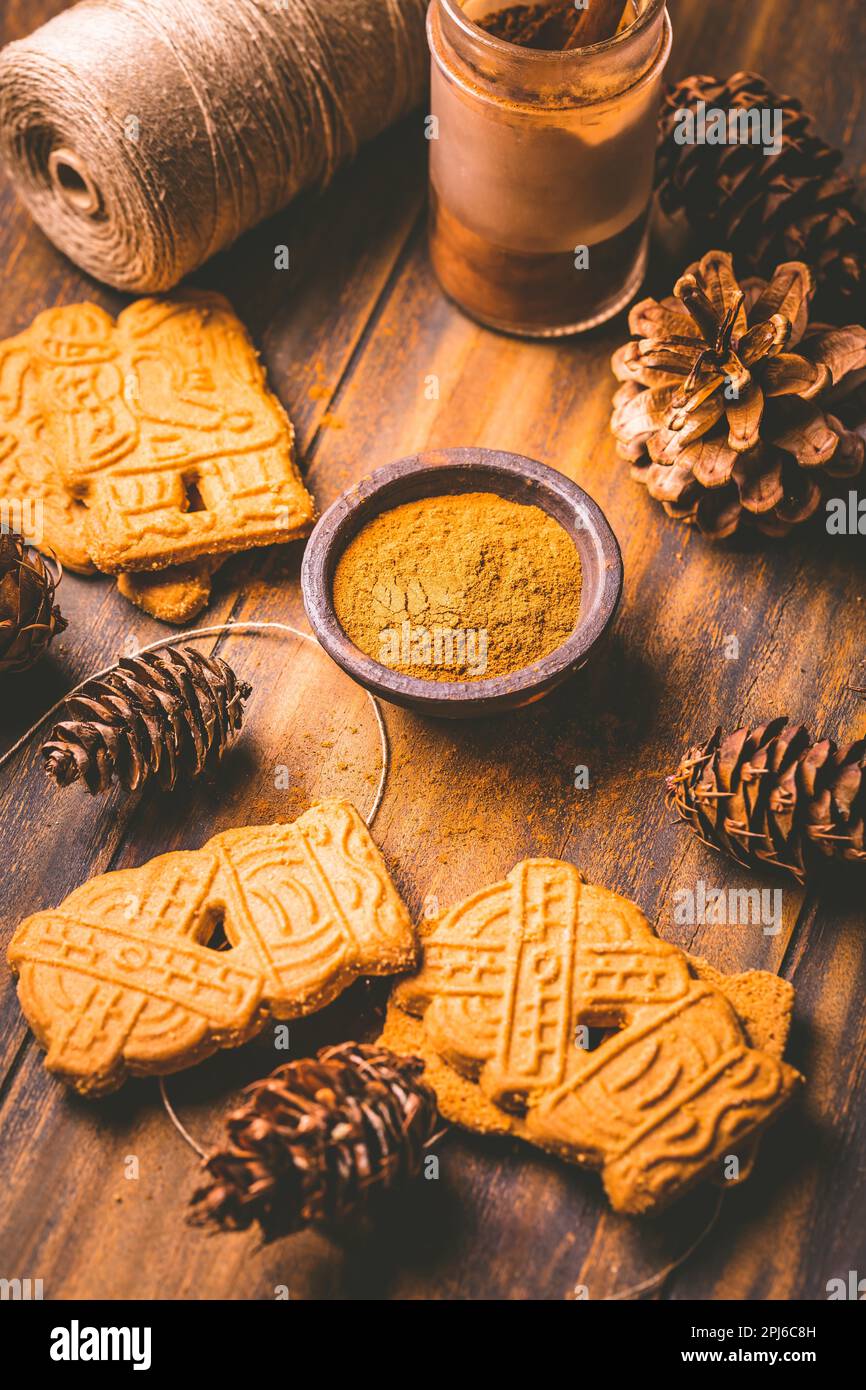Mélange d'épices et assaisonnement pour pain d'épice pour Noël sur fond de bois Banque D'Images