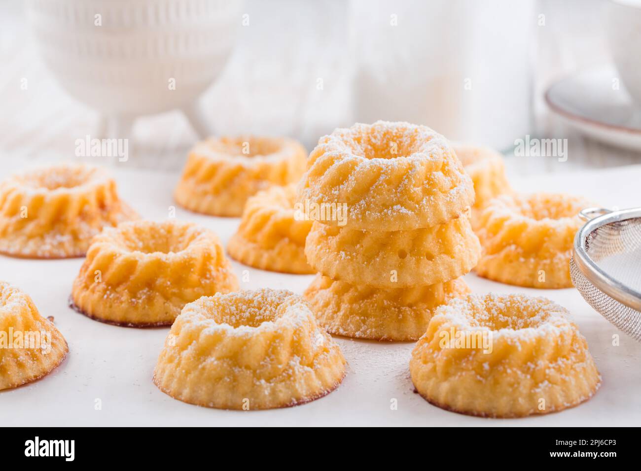 Petits gâteaux éponge avec fromage cottage. Faire sonner les gâteaux sur fond blanc Banque D'Images