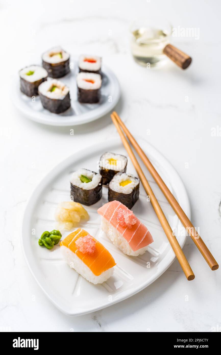 Assortiment de sushi végétaliens avec légumes, seitan, usine de Konjac, tofu comme substitues de poisson, avec le citron vert comme caviar. Concept alimentaire végétalien Banque D'Images