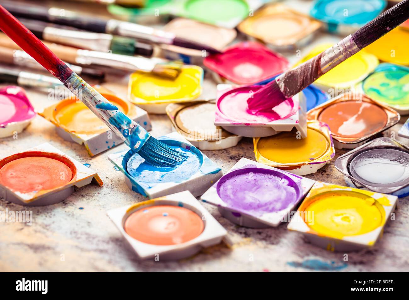 Couleurs et pinceaux sur fond en bois Banque D'Images