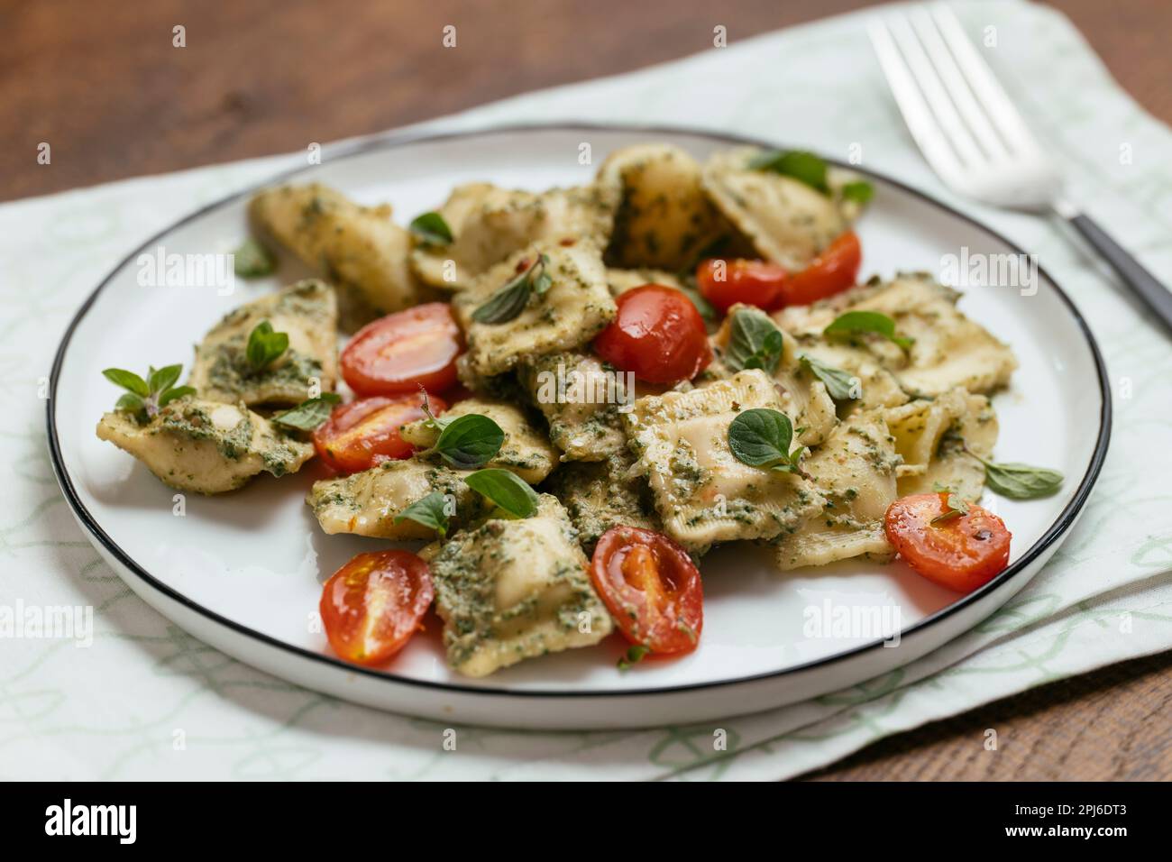Ravioli végétalien avec pesto de noyer et tomates cerises Banque D'Images