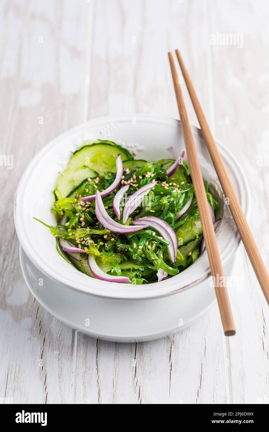 Salade traditionnelle japonaise de Sunomono avec et algues