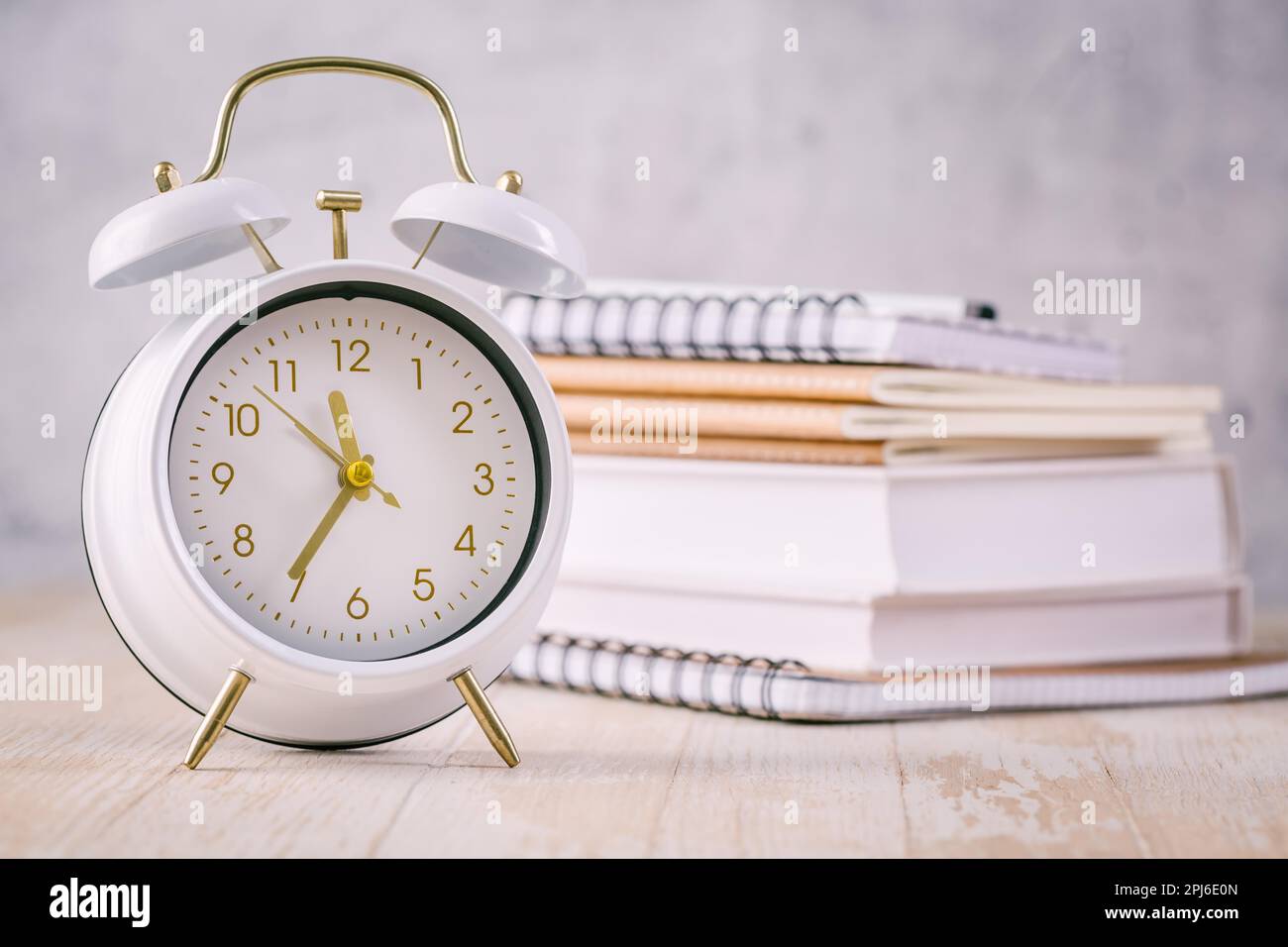Concept de gestion du temps pour les élèves et les élèves. Livres avec horloge Banque D'Images